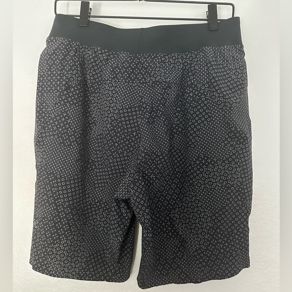 Lululemon men’s medium black pattern shorts linerless in great condition - Picture 2 of 2